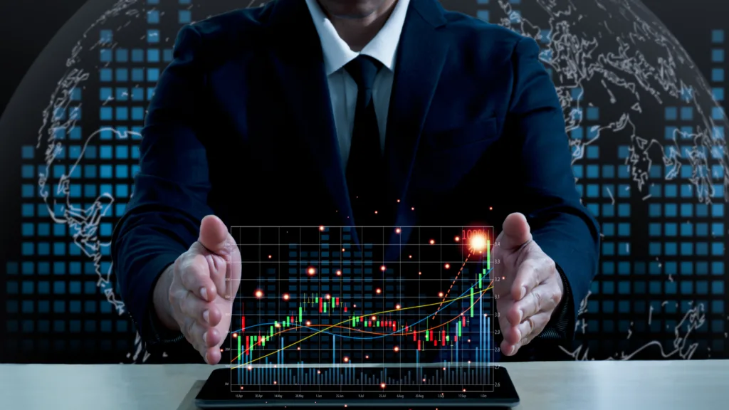 Hombre mostrando gráfico digital.
